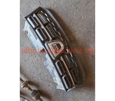 Решітка радіатора  Renault Logan II 2013 - 2020р.